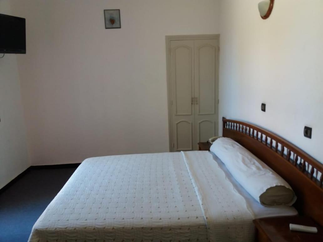 Hotel Choumis Haj Messaoud العرائش المظهر الخارجي الصورة